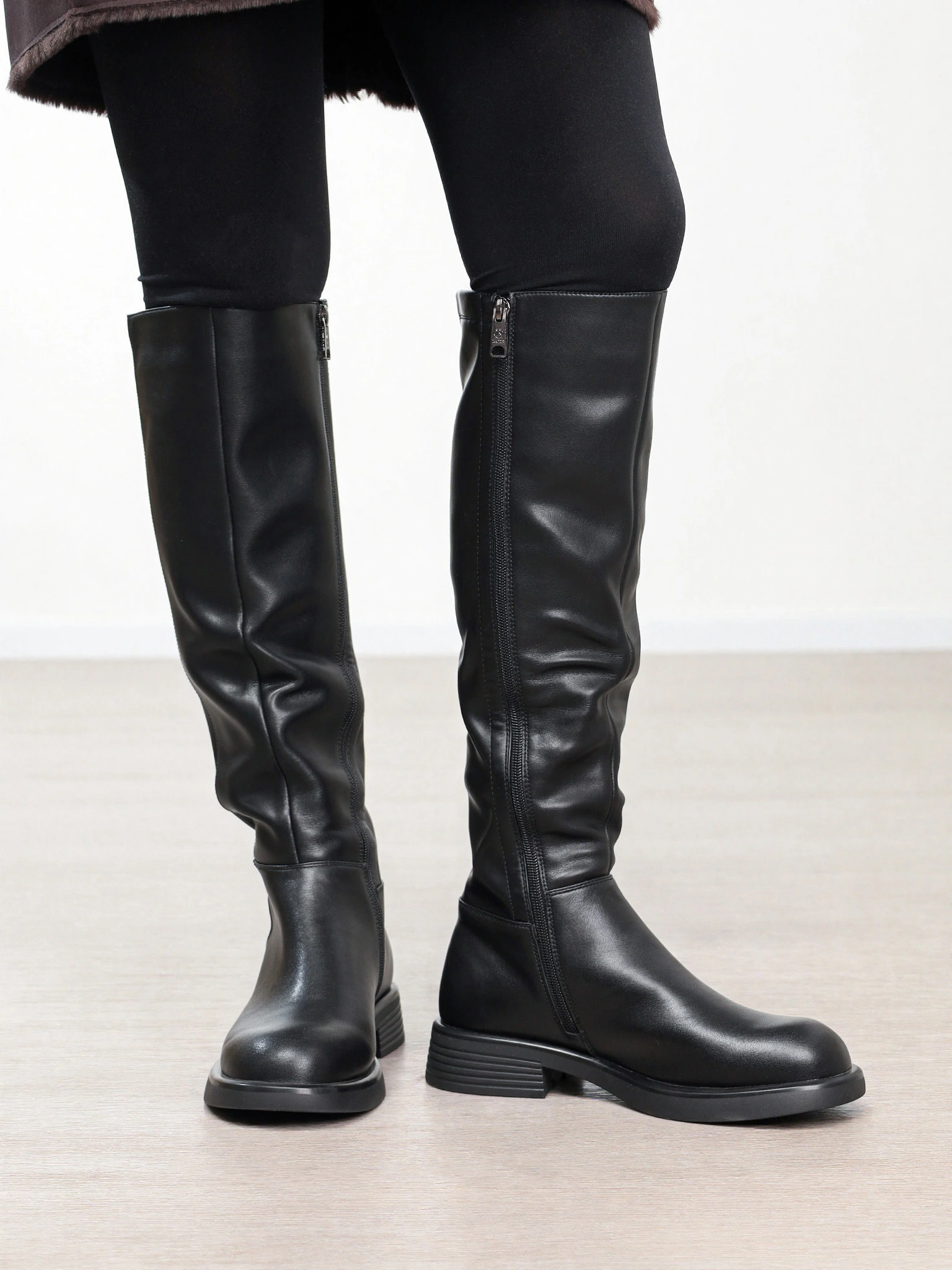 Сапоги черного цвета на среднем широком каблуке